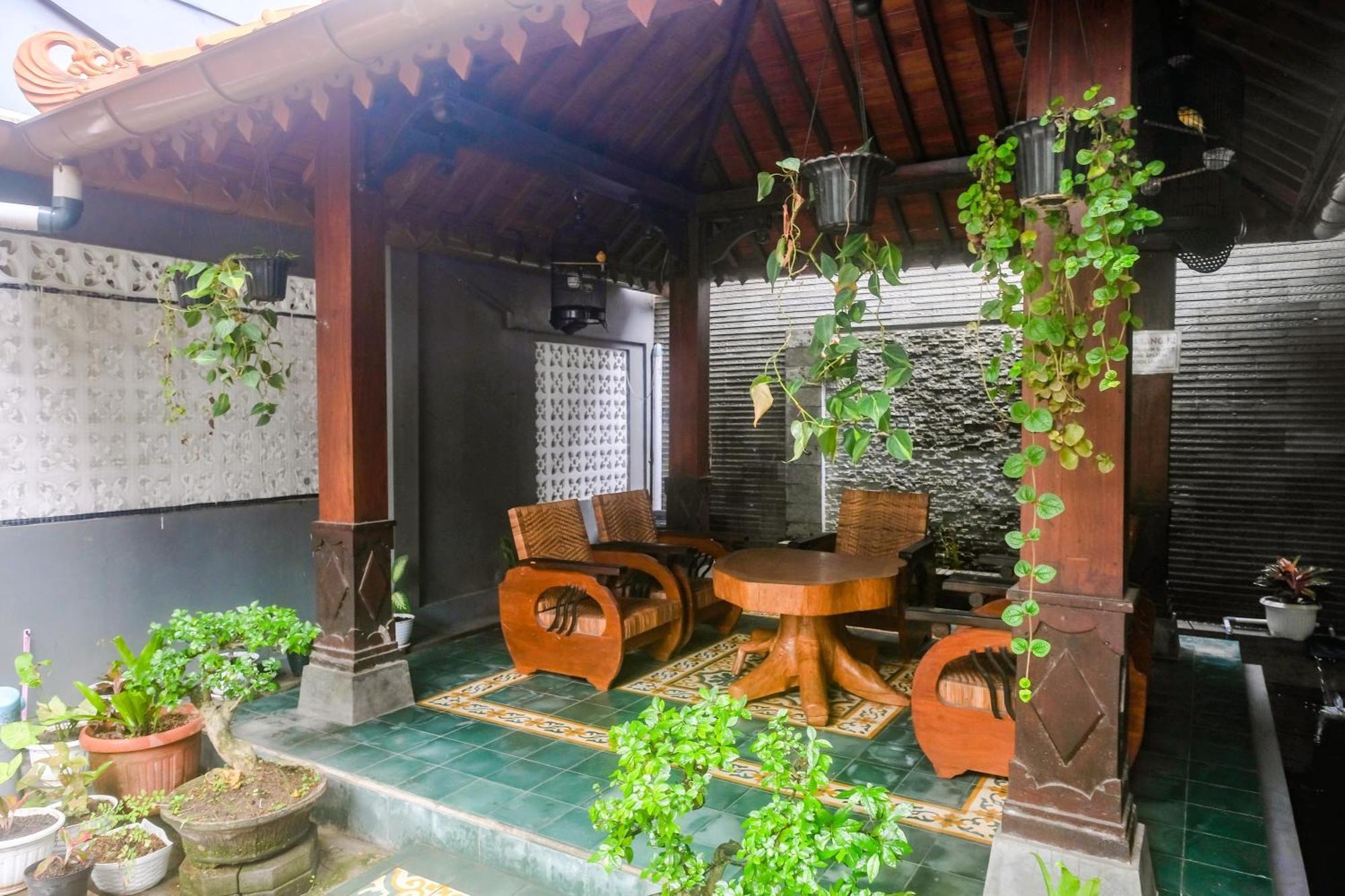 Joglo Manggisan Syariah Hotel 2*