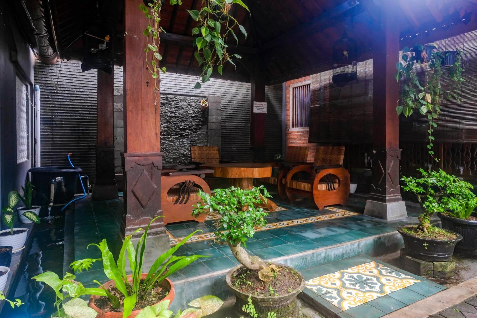 Joglo Manggisan Syariah Hotel 2*