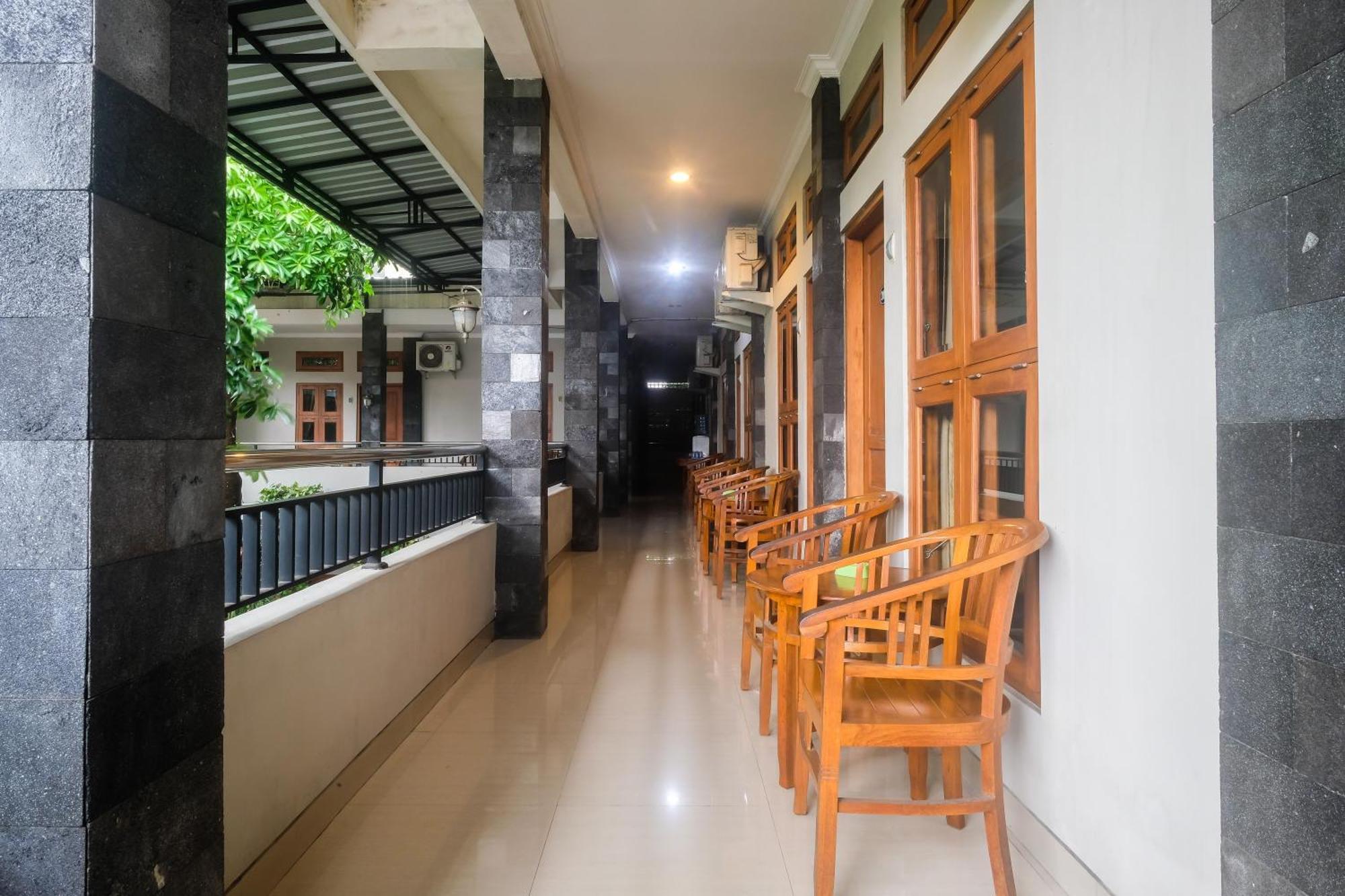Joglo Manggisan Syariah Hotel 2*